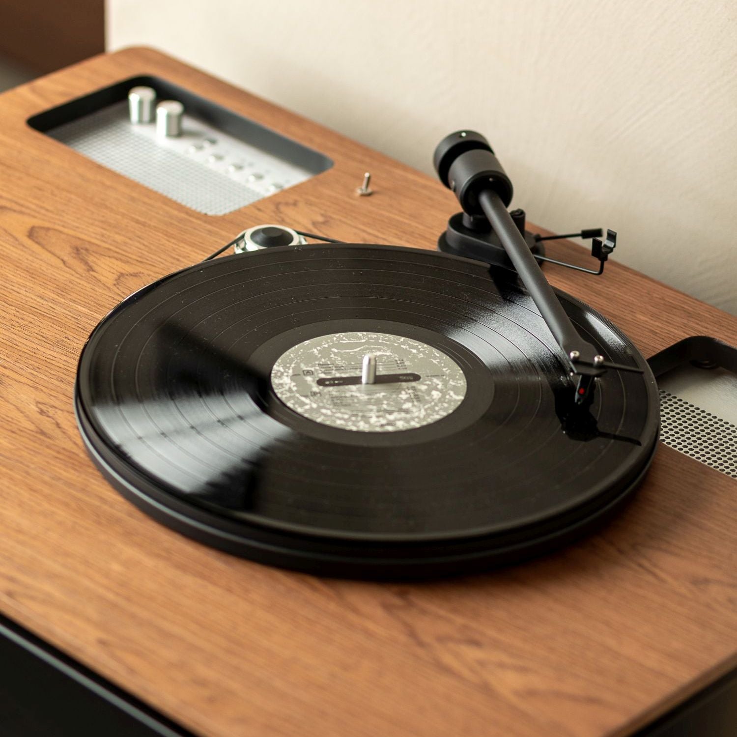 ミュージシャン Hiloto New Level Unlocked Special Box L La Boite concept LX Turntable and speaker Connect | LampTwist