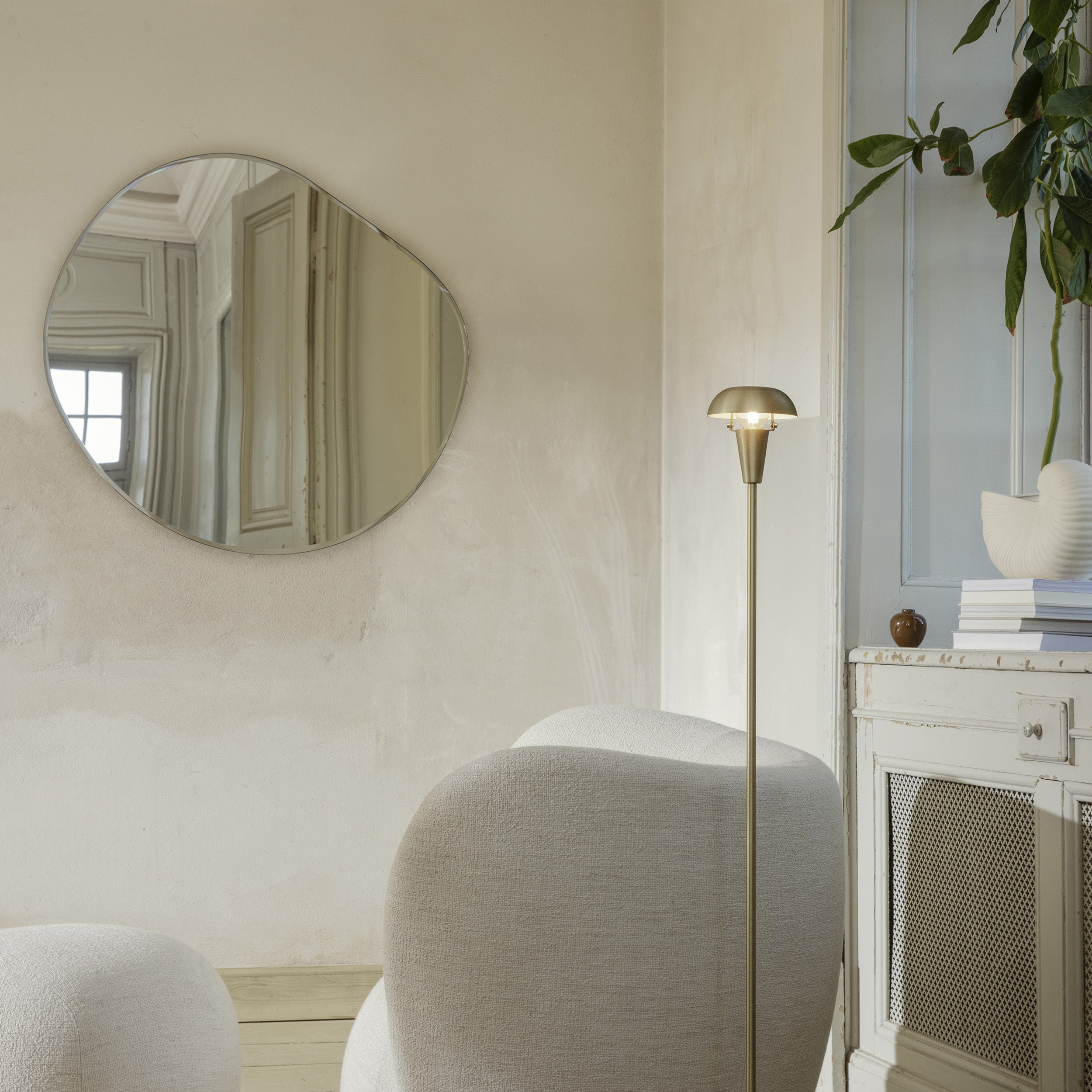 鏡 ferm LIVING Pond Mirror Large Pond Mirror in Brass | Large | Mirror with unique shape | Ferm Living